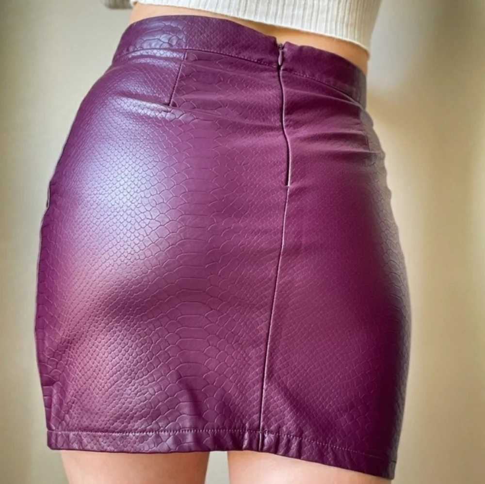 SHINESTAR Plum Faux Leather Mini Skirt – Embossed Snake Skin Texture | MEDIUM - Picture 4 of 13